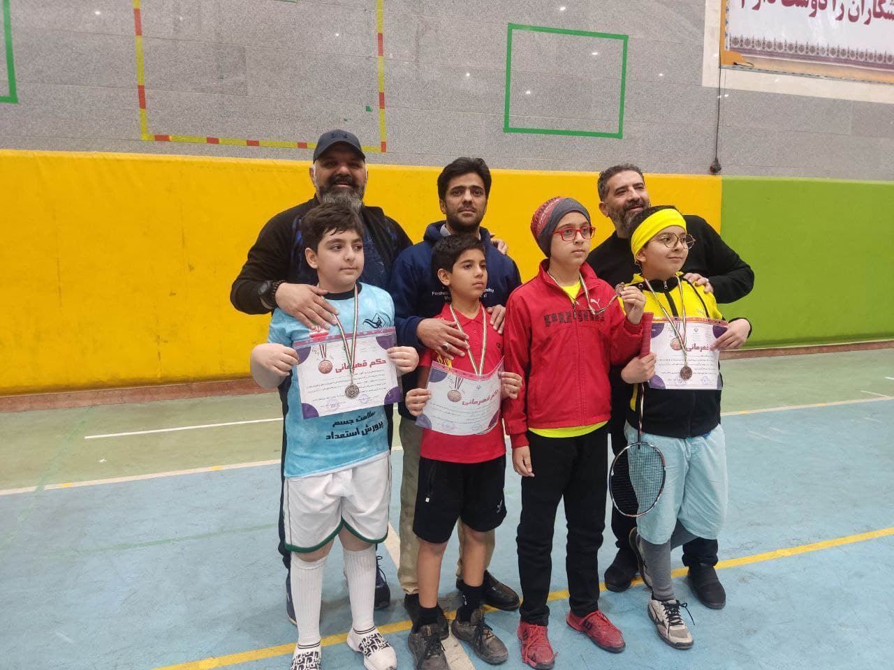 حضور دانش آموزان عزیز در مسابقات بدمينتون ناحیه و کسب مقام نایب قهرمانی توسط پسر گلمون  مهرداد خوش نیت دانش آموز کلاس چهارم دبستان کاوش شعبه کوثر۷